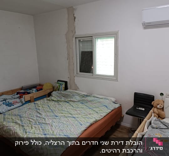 חדר שינה עם מיטות, כיסא ודובי על המיטה